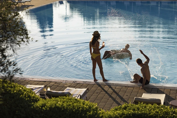 Carosello benessere bordo piscina 01